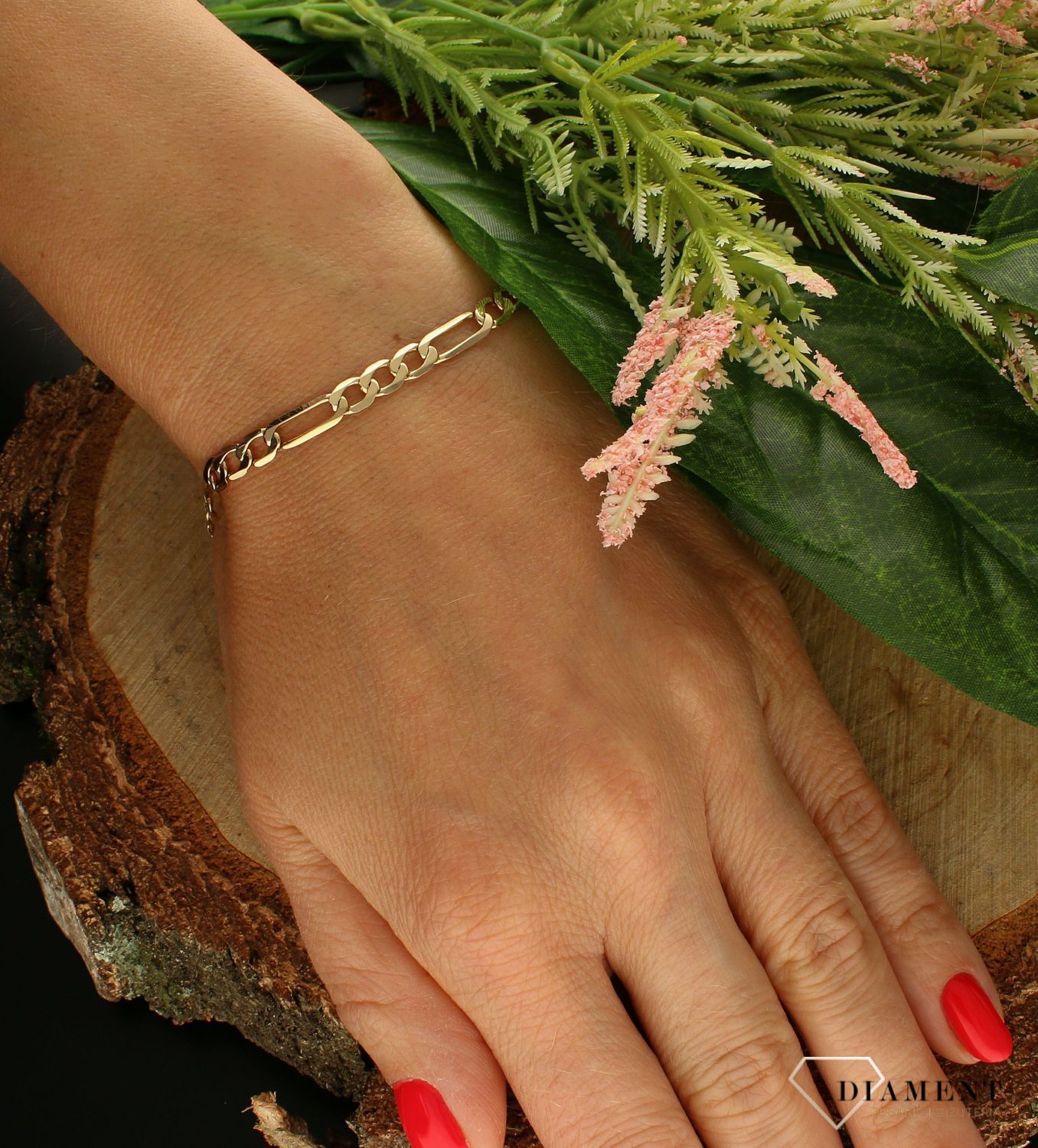 Złota bransoletka 585 figaro DIA-BRA-1134-585 5mm. Prosty i efektowny wyrób będzie świetnym dodatkiem do różnych stylizacji, nadaję się do luźnych ubrań noszonych na co dzień, ale jednocześnie będzie świetnym dodatkiem do powa (1).jpg